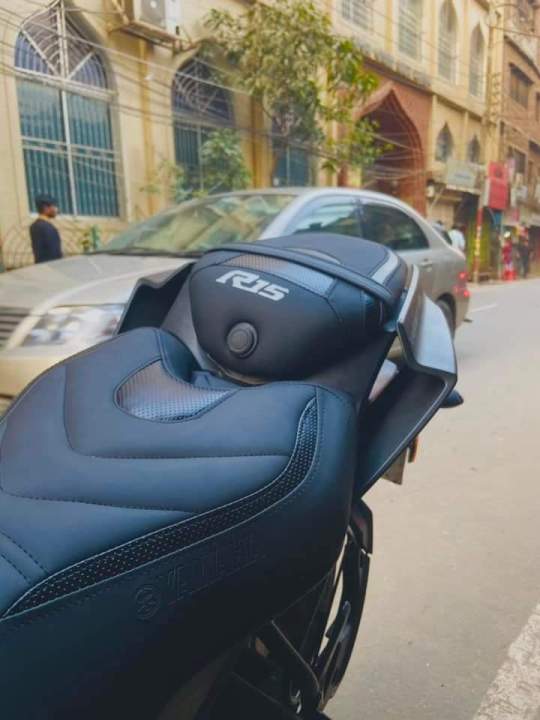 Yamaha%20r15v3%20black%20CLOUR%20modified%20seat%20cover%20-%20Image%202