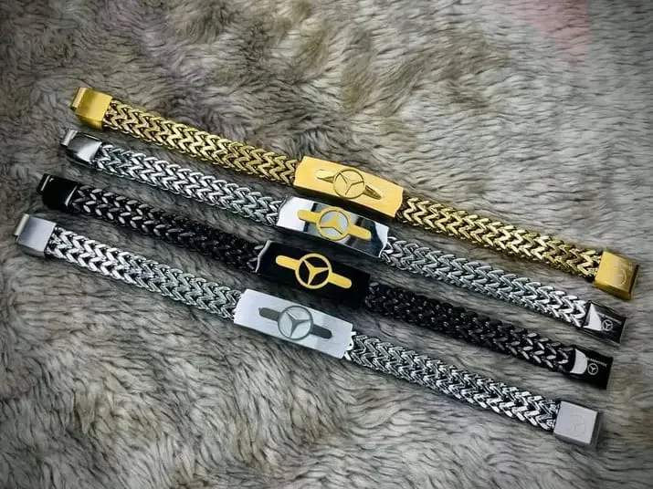New%20Men's%20Stainless%20Steel%20Bracelet%20with%20Diamond%20Pattern%20and%20Logo%20Engraving%20-%20Image%203