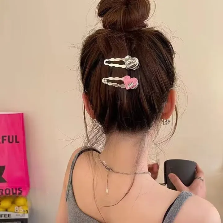 Y2K%20Exquisite%20Elegant%20Metal%20Wave%20Duckbill%20Hair%20Clips/%20Versatile%20Pink%20Heart%20Rhinestone%20Side%20Bangs%20Hair%20Ornament%20-%20Image%203