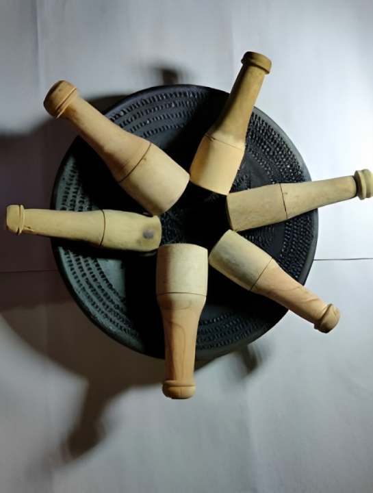 Traditional%20Clay%20Cooking%20Press%20Pot%20with%20Wooden%20Handle%20for%20Rice%20and%20Cooking%20-%20Image%204