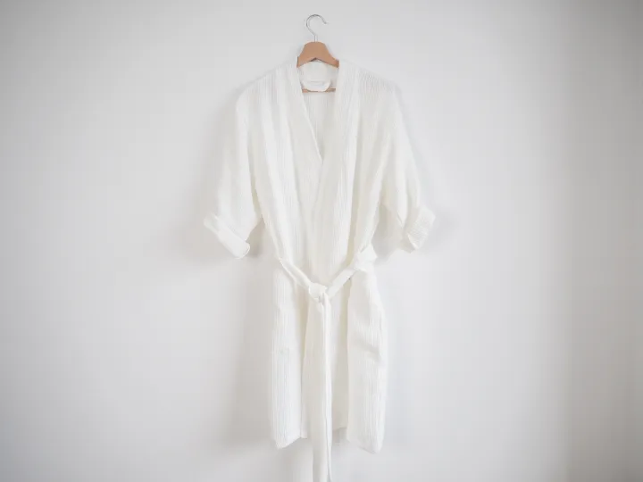 White%20Waffle%20Bathrobe%20%E2%80%93%20100%25%20Cotton%20%7C%20Unisex%20Soft%20&%20Lightweight%20Robe%20for%20Men%20&%20Women%20(Free%20Size,%20White)%20-%20Image%202