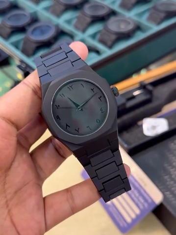 Arabic%20Aura%20Watch%20%E2%80%93%20Carbon%20Fiber%20Look%20Body%20with%20Sleek%20&%20Modern%20Design%20-%20Image%203