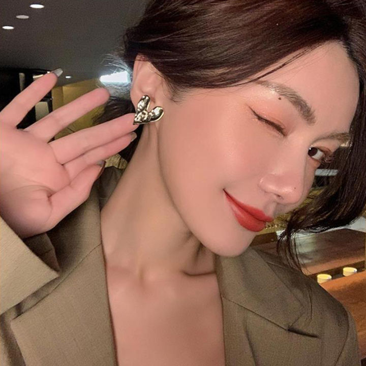 Korean%20Design%20Sense%20Concave%20Convex%20Uneven%20Gold%20Heart%20Clip%20on%20Earrings%20Fashion%20Unusual%20Accessories%20for%20Women's%20Party%20Jewelry%20-%20Image%204