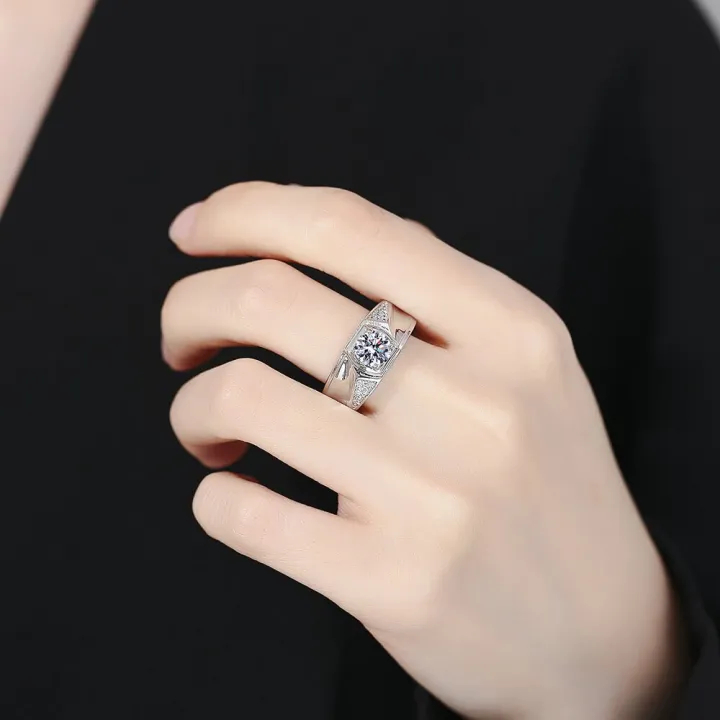 1%20Carat%20Imitation%20Moissanite%20Ring%20Fashionable%20Men's%20Open%20Finger%20Band%20Full%20Zircon%20Open%20Ring%20for%20Men%20Sparkling%20Index%20Finger%20Band%20-%20Image%203