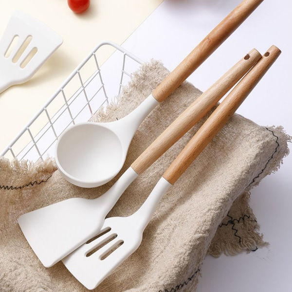 High-Quality%20Silicone%20Kitchen%20Utensils%20Set%20with%20Wooden%20Handle%20for%20Frying,%20Omelet,%20Cooking,%20and%20Serving%20-%20Image%205