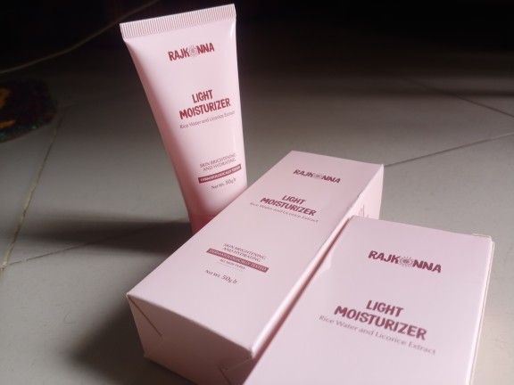 Rajkonna%20Light%20Moisturizer%20With%20Rice%20Water%20And%20Licorice%20Extract(50gm)%20-%20Image%204