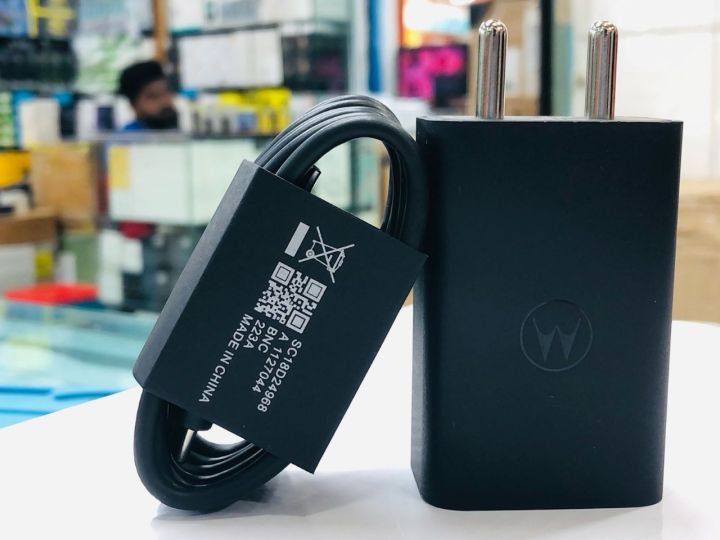 Motorola%20TurboPower%2068W%20USB-C%20GaN%20Wall%20Charger%20with%206.5A%20Cable%20Fast%20Power%20Delivery%20PD%20USB-C%20Port%20For%20Edge%202022,%20Laptops,%20Tablets%20Mobile%20-%20Image%202