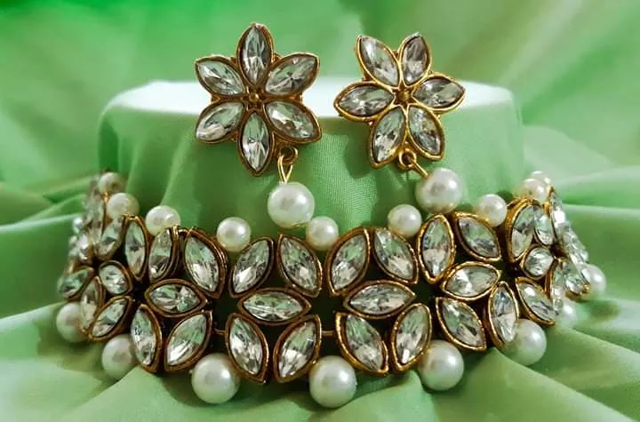 Pearl%20White%20And%20Golden%20Kundan%20Choker%20Necklace%20With%20Earring%20-%20Necklace%20For%20Girls%20-%20Image%202