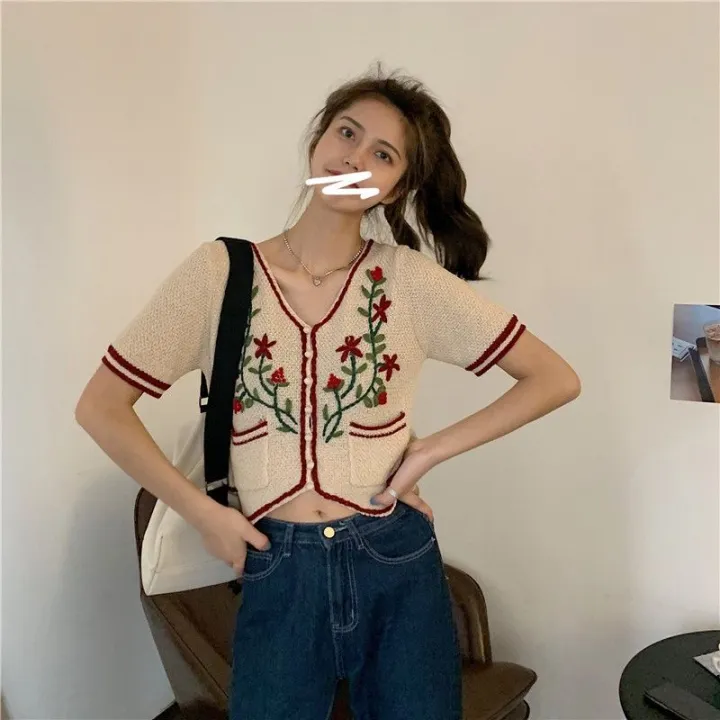 V%20Collar%20Sweater%20Women's%20Top%20Summer%202023%20New%20Korean%20Style%20Internet%20Celebrity%20Style%20Short%20Chic%20Niche%20Bottoming%20Shirt%20-%20Image%204