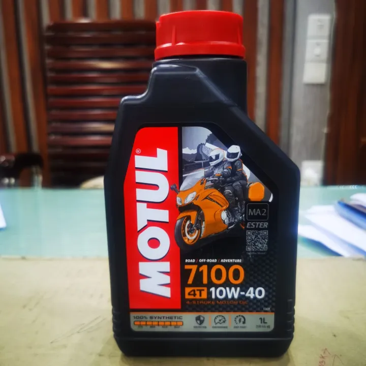 Motul%207100%204-Stroke%20Engine%20Oil%2010W40%204T%20100%25%20Synthetic%20(1%20Liter)%20-%20Image%203