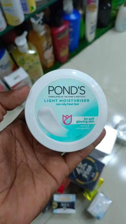 100%20ml%20Ponds%20light%20moisturiser%20for%20soft%20glowing%20skin%20Indian%20product%20used%20for%20male%20female%20-%20Image%203