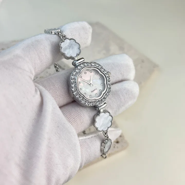 Women's%20Minority%20Simple%20Dignified%20Flowers%20Bracelet%20Watch%20Fashion%20Quartz%20Watch%20-%20Image%204