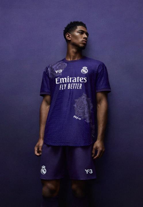 Real%20Madrid%20New%20Season%204th%20kit%20jersey%202023/24%20football%20-%20Image%202