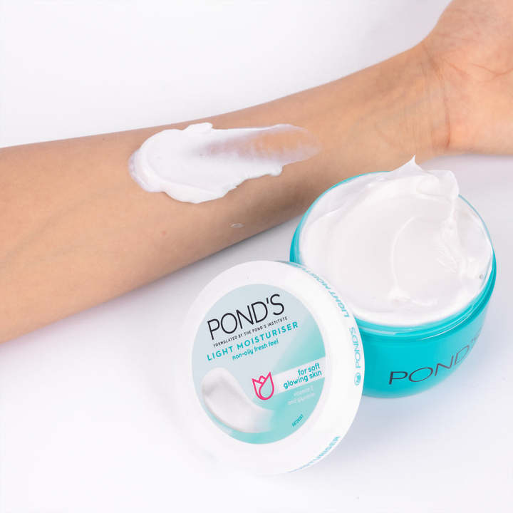 Pond%E2%80%99s%20Glycerin%20&%20Vitamin%20E%20Light%20Moisturizer%20for%20Soft%20Glowing%20Skin%20200%20ml%20-%20Image%204