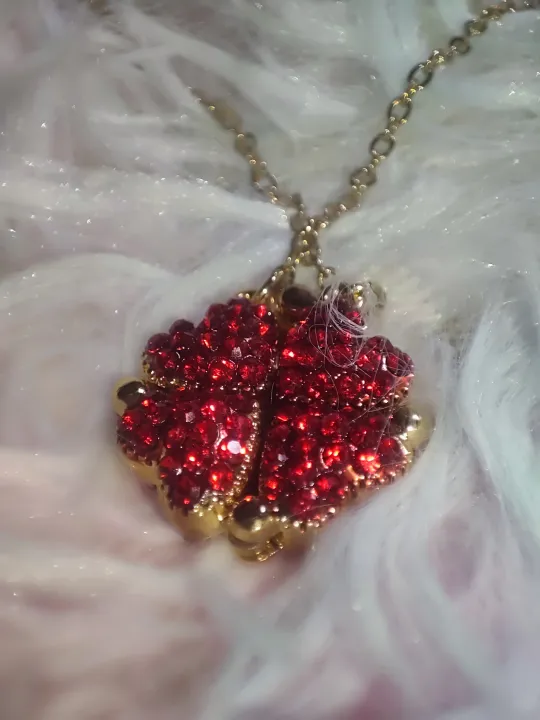 Magnet%20Chain%20locket%20for%20girls%20-%20Image%204