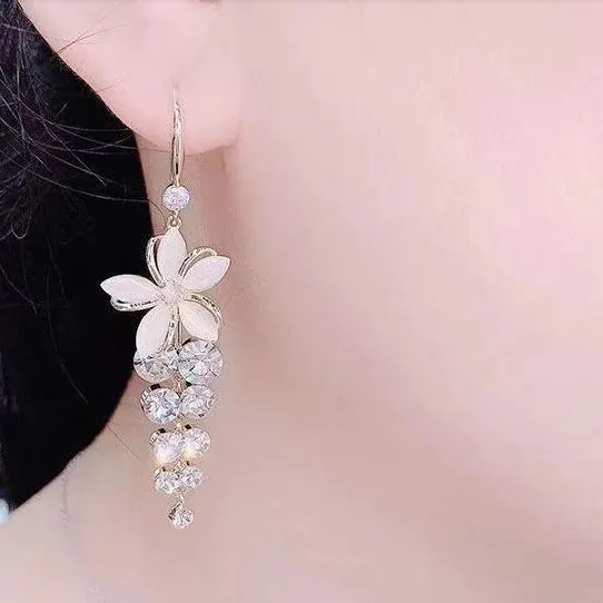 Beautiful%20offwhite%20Flower%20Earring%20for%20Women%2060%20mm%20length%20golden%20color%20earring%20-%20Image%202