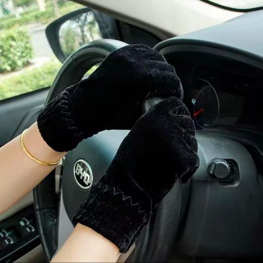 Luxury%20Velvet%20Gloves%20%E2%80%93%20Fashionable,%20Comfortable%20&%20Durable%20Accessory%20-%20Image%202