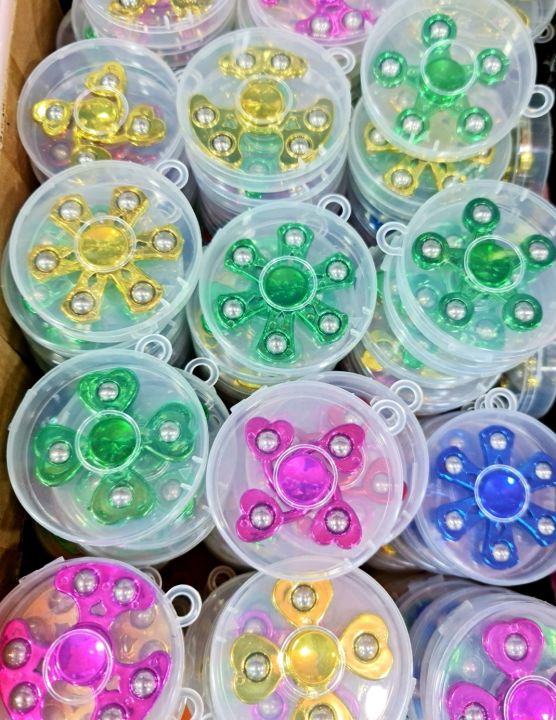 FRIDGET%20SPINNER%20Fidget%20Spinner%20Stress%20Reducer%20Toy-Multi%20Design%20Fidget%20Spinner%20Stress%20Reducer%20Toy%20-%20White%20and%20Black%20-%20Image%203