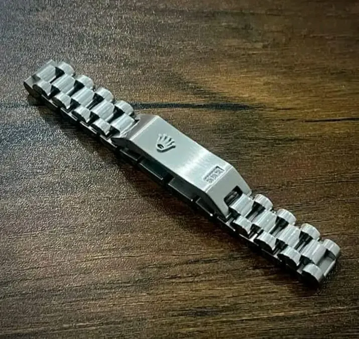 New%20Men's%20Stainless%20Steel%20Bracelet%20with%20Diamond%20Pattern%20and%20Logo%20Engraving%20-%20Image%205