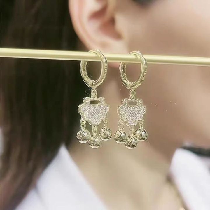 Sense%20of%20luxury,%20temperament,%20safety%20lock%20earrings,%20niche%20personality,%20bell%20earrings,%20fashion%20ear%20accessories%20wholesale%20-%20Image%202