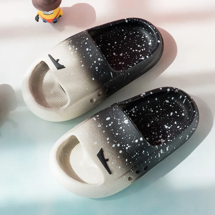 Children's%20slippers%20fashion%20gradient%20summer%20middle%20children's%20home%20slippers%20soft%20sole%20non-slip%20outside%20wear%20boys'%20sandals%20wholesale%20-%20Image%203
