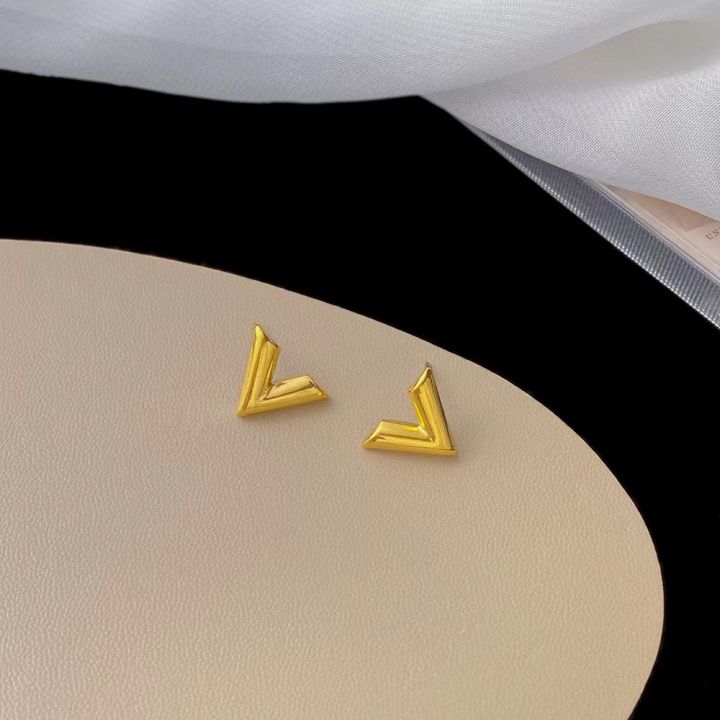 Do%20not%20fade%20V%20letter%20light%20luxury%20titanium%20steel%20glossy%20plane%20necklace%20women's%20simple%20personality%20pendant%20niche%20design%20clavicle%20chain%20-%20Image%204