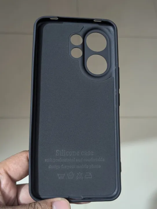 Vivo%20V60%205G,%20Slim%20Fit%20Silky%20And%20Soft%20Touch%20Finish%20Silicone%20Matte%20Finish%20TPU%20-%20Black%20(With%20Logo)%20-%20Image%202