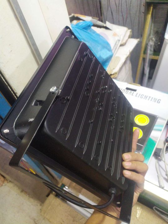 Flood%20Light%20100%20watt%20LED%20Halogen%20Light%20100W%20Outdoor%20Light%20heavy%20heatsink%20heavy%20driver%20-%20Image%203