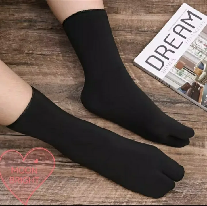 Two%20Finger%20winter%20Socks%20Japanese%20Style%20Socks%20black%20and%20skin%20colour%201%20pair%20-%20Image%202