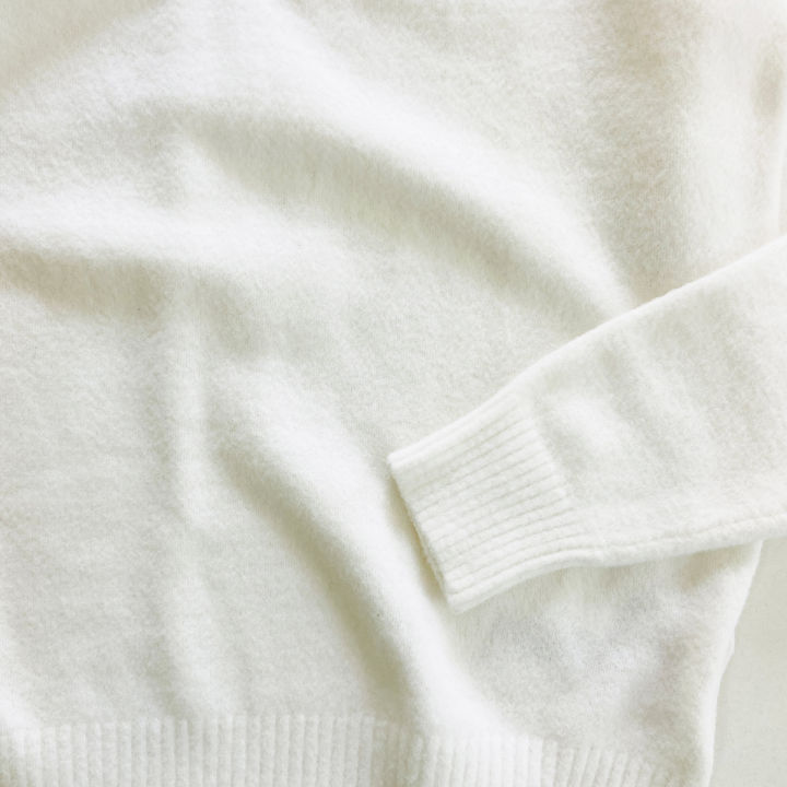 Womens%20V-Neck%20Long%20Sleeve%20Off-White%20Winter%20Sweater%20From%20Levin%20-%20Image%204