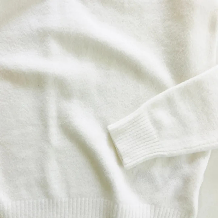 Womens%20V-Neck%20Long%20Sleeve%20Off-White%20Winter%20Sweater%20From%20Levin%20-%20Image%204