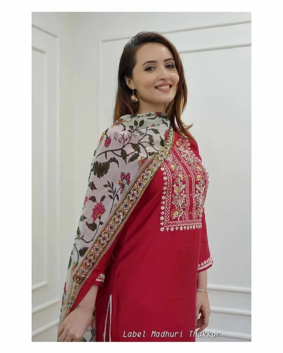 Exclusive%203-Piece%20VIP%20Linen%20Embroidery%20Set%20for%20Women,%20Traditional%20Design%20-%20Image%203