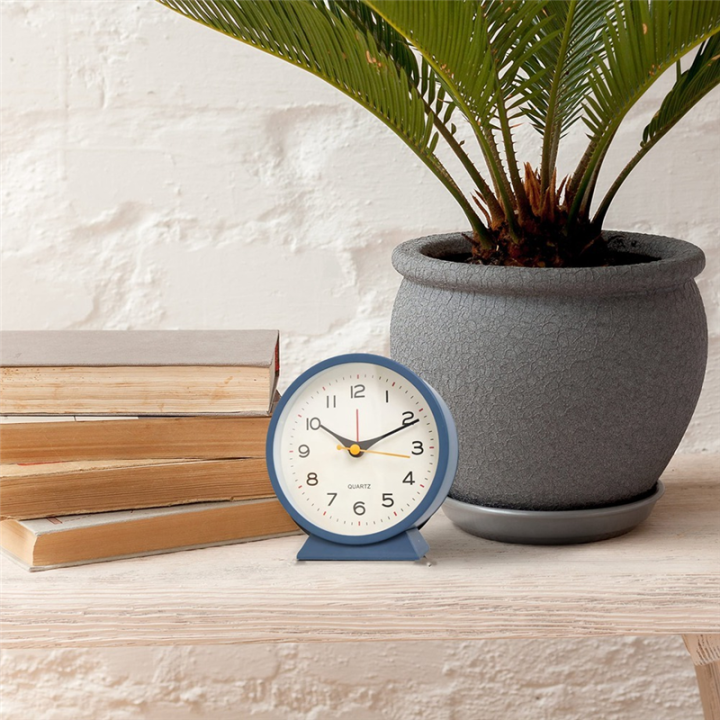 4.5%20Inch%20Battery%20Operated%20Antique%20Retro%20Analog%20Alarm%20Clock,%20Small%20Silent%20Bedside%20Desk%20Metal%20Clock%20with%20Light(Blue)%20-%20Image%204