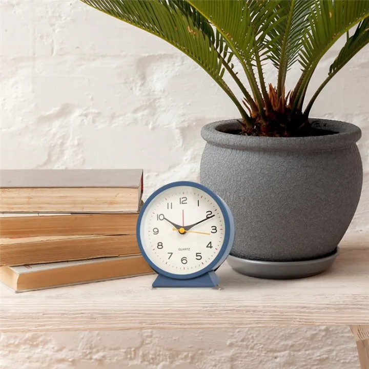 4.5%20Inch%20Battery%20Operated%20Antique%20Retro%20Analog%20Alarm%20Clock,%20Small%20Silent%20Bedside%20Desk%20Metal%20Clock%20with%20Light(Blue)%20-%20Image%204