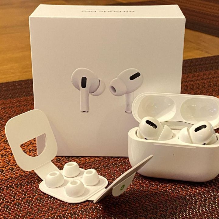 AirPods%20Pro%20with%20Wireless%20Charging%20Case%20-%20Image%202