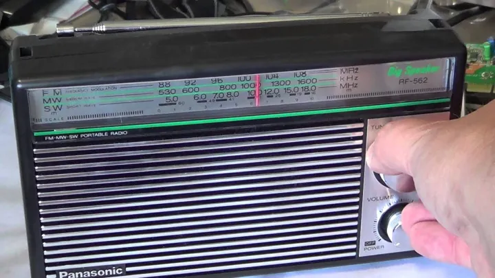 Panasonic%20RF-562DD%203-Band%20Portable%20Radio%20-%20Image%203