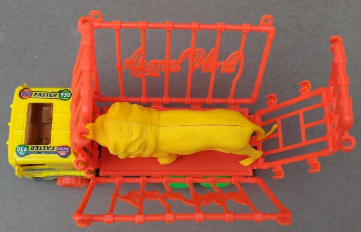 Lion%20Carrier%20Truck%20-%20Friction%20Powered%20Toy%20for%20Kids%20-%20Image%205