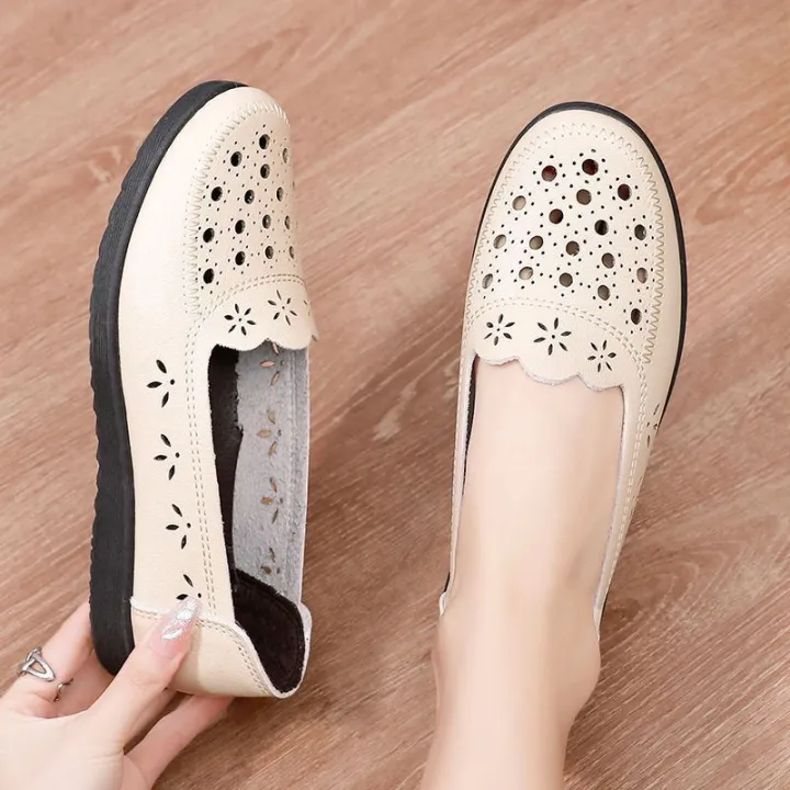 Summer%20New%20Middle-Aged%20and%20Elderly%20Leather%20Shoes%20Comfortable%20and%20Non-Slip%20Sandals%20Women's%20Soft%20Leather%20Hollow%20out%20Breathable%20Coros%20Shoes%20Soft%20Bottom%20Mom%20Shoes%20-%20Image%203