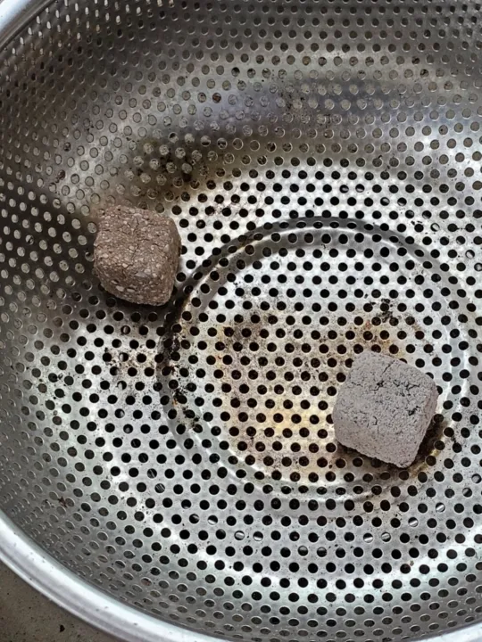 Premium%20100%25%20Coconut%20Charcoal,%2025mmX25mm,%20100%25%20Natural,%20No%20Smoke,%20No%20Chemical,%20No%20Spark%20-%20Image%209