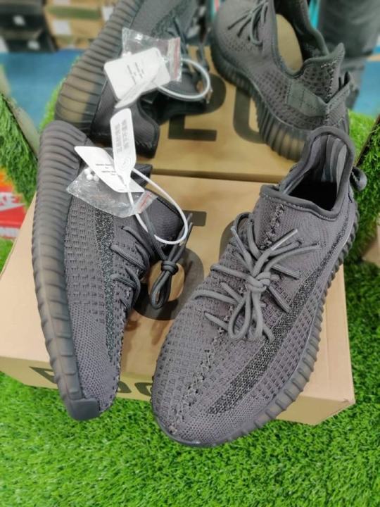 Mens%20Yeezy%20Boost%20350-V2%20Trendy%20Men's%20Sneakers%20Oem%20Grade%20Vietnam%20-%20Low%20Top%20Type%20-%20Versatile%20for%20Every%20Season%20-%20Comfortable%20Wear%20-%20Image%202