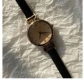 New Watch Female Niche High Sense Girls Simple and Light Luxury Good-looking Retro Brown Thin Belt Small Dial Quartz Watch.