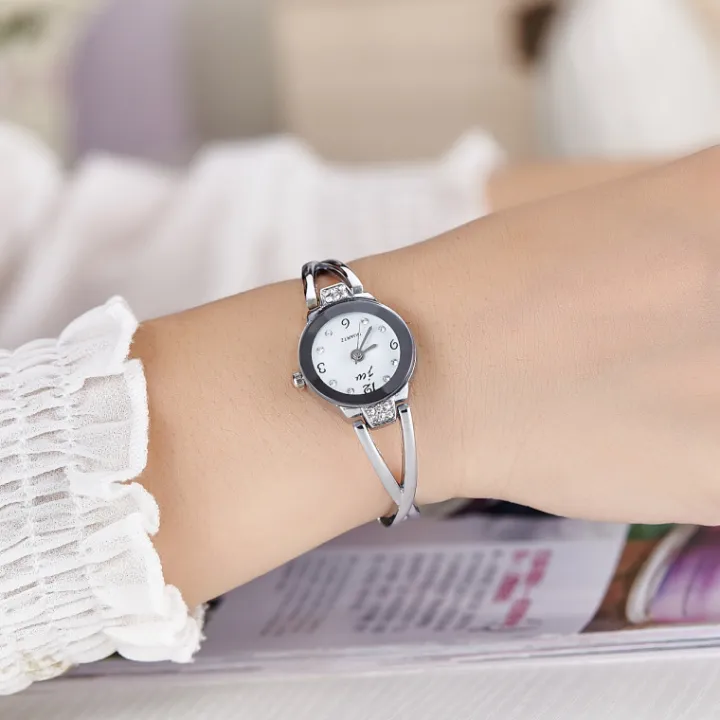 New%20Style%20Korean%20Brand%20Wholesale%20Fashion%20Watch%20Women's%20Decorative%20Steel%20Belt%20Electronic%20Student%20Lady%20Bangle%20Watch%20-%20Image%204