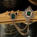 Baroque British Style Rhinestone Brooch Pins Emerald Tassel Chain Pearl Brooch Collar Shirt Pin Accessories for Women.