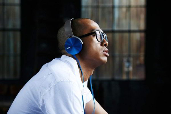 Sony%20Extra%20Bass%20Wired%20Headphones%20-%20Image%203