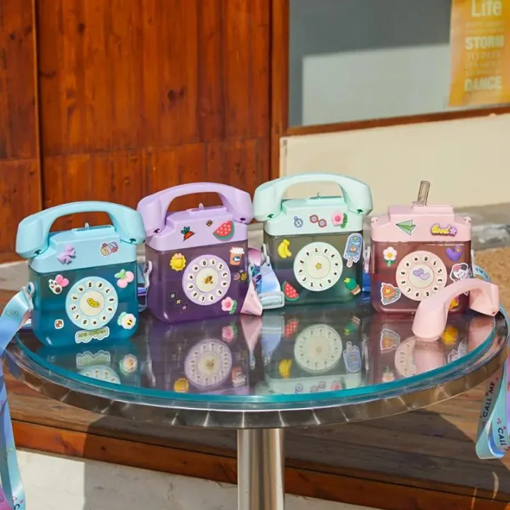 400ML%20Telephone%20Shape%20Water%20Bottle%20Plastic%20Water%20Bottle%20for%20Girls%20Kawaii%20Straw%20Bottle%20with%20Sticker%20Strap%20Children%20Outdoor%20Kettle%20-%20Image%202