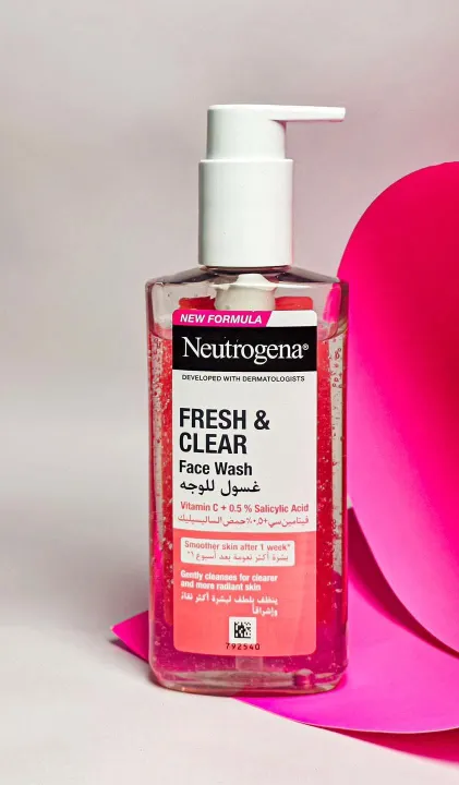 NEUTROGENA%20Fresh%20&%20Clear%20Vitamin%20C%20+%20Salicylic%20Acid%20Face%20Wash%20200ml%20-%20Image%203