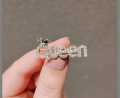 Mini queen brooch for women.