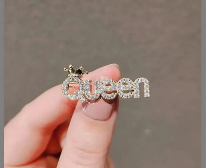 Mini%20queen%20brooch%20for%20women%20-%20Image%204