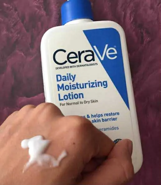 cerave%20daily%20moisturizing%20lotion%20237ml%20-%20Image%204