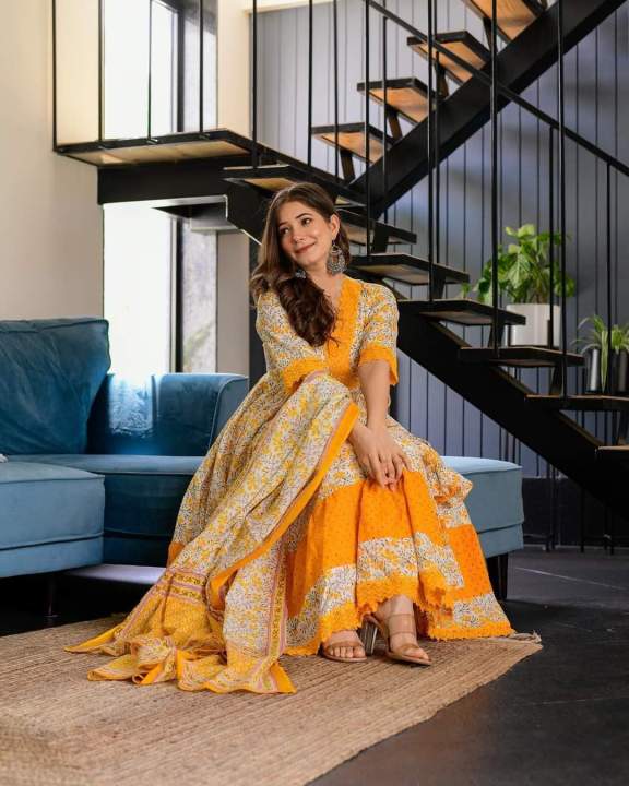 Elegant Linen Three-Piece Shalwar Kameez Set Gown
